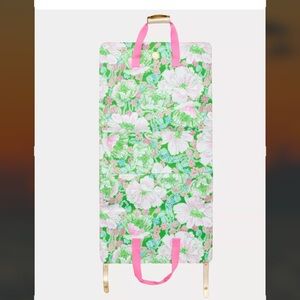 🎉48 hour SALE🎉Lilly Pulitzer garment bag In New Pattern Putting Green Poppyland